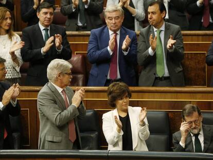 Mariano Rajoy, aplaudido en el Congreso , antes de perder la moción de censura.