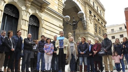 El portavoz adjunto del PP en el Congreso, Leopoldo Barreda, en un acto ante la Diputación de Bizkaia, acompañada por Nerea Llanos y Antón Damborenea.