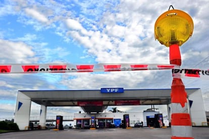 Una estaci&oacute;n de servicio de YPF cerrada en Benavidez.