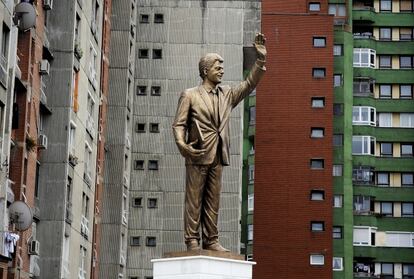 Estatua del expresidente estadounidense, Bill Clinton, de tres metros de altura, erigida en Pristina, Kosovo.