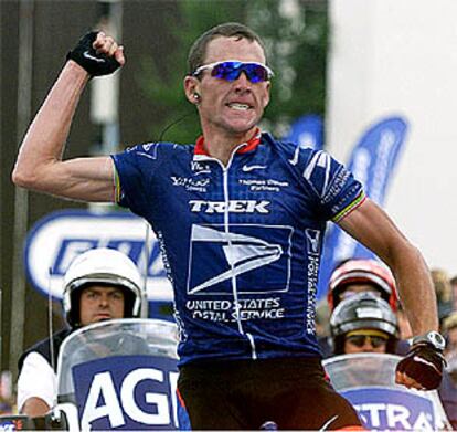 <font size="2"><b>El Tour del mayor comediante</font></b><br>En la imagen, Lance Armstrong celebra su victoria al cruzar la meta de L'Alpe d'Huez (REUTERS).<br><b>Gráfico animado: <a href="http://www.elpais.es/multimedia/deportes/tour.html">El Tour 2001</b></a>