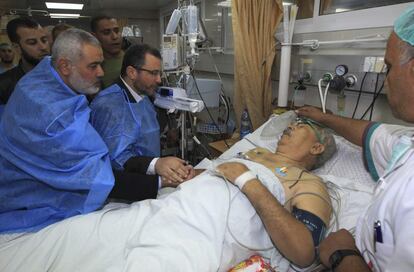 El primer ministro egipcio Hisham Qandil (d) y el primer ministro de Hamás, Ismail Haniye (i), visitan a un herido en el hospital al-Shifa en Gaza (Franja de Gaza).