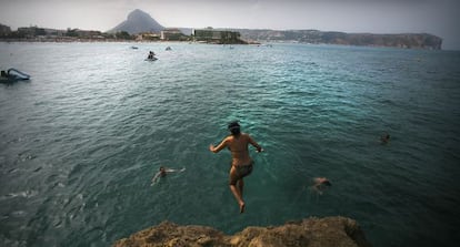 El Montg&oacute; y La Plana son omnipresentes en X&agrave;bia. En la imagen, la playa del Arenal, con el macizo al fondo. 