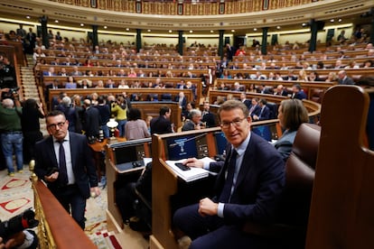 El líder del Partido Popular, Alberto Núñez Feijóo, toma asiento en su escaño en la primera jornada del debate de investidura de Pedro Sánchez.  