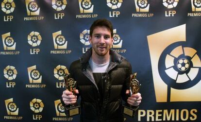 Messi, con los galardones de mejor jugador y mejor delantero.