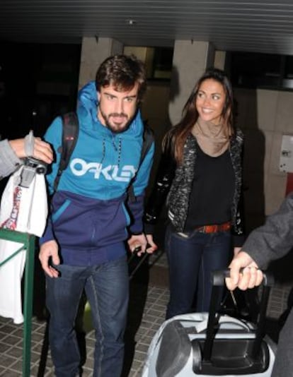 Fernando Alonso y Lara Alvarez llegando a Jerez.