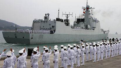 Uno de los destructores parte del puerto de la isla de Hainan, en el sureste de China, rumbo al Cuerno de África