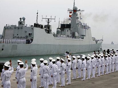 Uno de los destructores parte del puerto de la isla de Hainan, en el sureste de China, rumbo al Cuerno de África