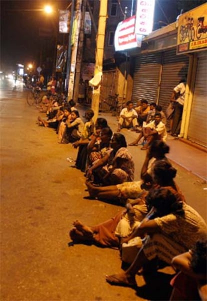 Habitantes de Colombo, capital de Sri Lanka, esperan en la calle tras abandonar sus casas por la alerta.