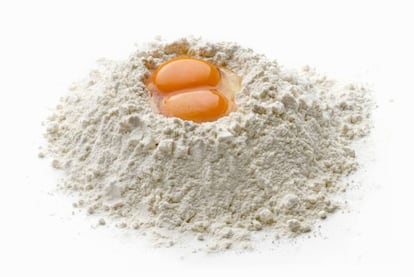 <p>"También es culpa de los restauradores italianos, que no ofrecen platos regionales, sino solo pasta y pizza", explica Bonato. Para la mayoría, <strong>saber cocinar un risotto es ya para nota</strong>. Ni hablamos de una <em>frittata</em>, el equivalente a nuestra tortilla de patata. "Puede llevar cebolla, puerro, tomate seco, calabacín, patata, pero siempre añadiendo parmesano y un poco de <em>mozzarella</em>", apunta Enrica Barni, propietaria de la tienda-escuela Accademia del Gusto (Madrid). O de un <em>ossobuco</em>, un codillo "con cebolla, apio, zanahoria, tomate y caldo, y cuatro o cinco horas de cocción". Al estilo romano se hace con guisantes, precisa Angelo Marino, chef y propietario de Merca- to Ballaró, "y es el único plato que se come con rissotto".</p>