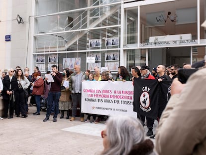 Concentración de la Plataforma per la Tolerancia contra los ataques a la libertad y a la memoria democrática en la plaza de la Mercé de Burriana, este martes.