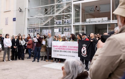 Concentración de la Plataforma per la Tolerancia en la plaza de la Mercé de Burriana