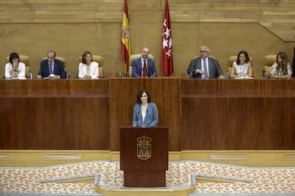 La candidata del PP a la presidencia de la Comunidad de Madrid, Isabel Díaz Ayuso, durante su discurso en la primera sesión del pleno de investidura. “Haremos la mayor bajada fiscal de la historia de Madrid”, ha prometido, y también ha adelantado que buscará un nuevo modelo de financiación para la Comunidad.