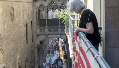 La Maria mira des de la seva finestra, al carrer del Bisbe.