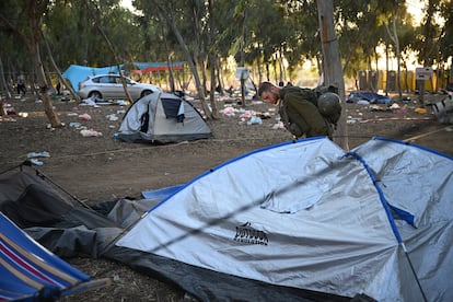 Soldados israelíes inspeccionan el lugar del festival atacado Nova, el 12 de octubre.