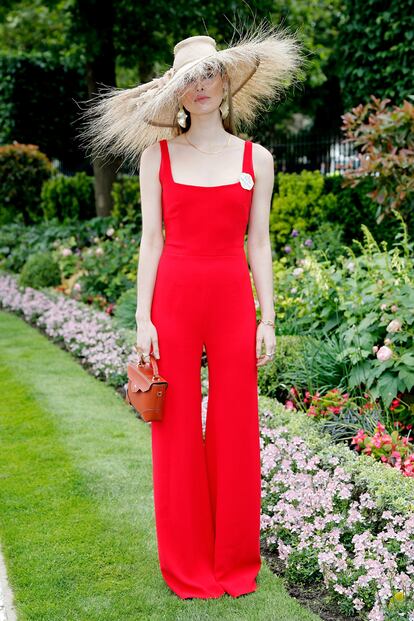 Esta invitada apostó por un sencillo mono rojo y por una gran pamela. Un look sencillo, pero ganador.