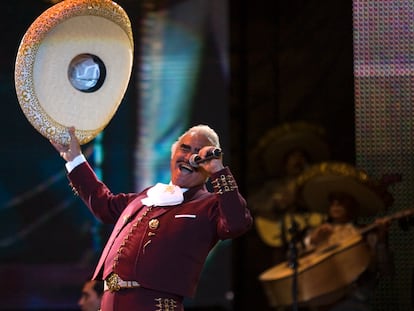 Vicente Fernández en un concierto en el Zócalo de Ciudad de México en 2009.