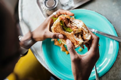 Una mujer come una hamburguesa.