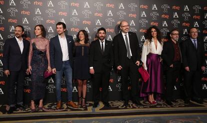 El equipo de 'Tarde para la ira', en la entrada al cóctel de los nominados, con su director, Raúl Arévalo (tercero por la izquierda).