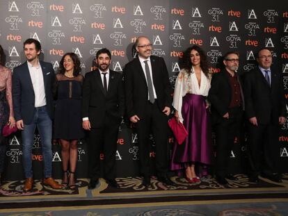 El equipo de &#039;Tarde para la ira&#039;, en la entrada al c&oacute;ctel de los nominados, con su director, Ra&uacute;l Ar&eacute;valo (tercero por la izquierda).