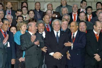 El alcalde de Barcelona, Joan Clos (centro), posa junto a los alcaldes de la Conferencia de Ciudades.