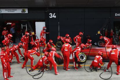 Alonso entra en boxes para cambiar los neumaticos.
