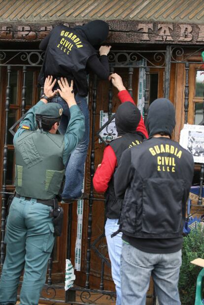 La Guardia Civil precinta una <i>herriko taberna </i>de Zamudio en 2006.