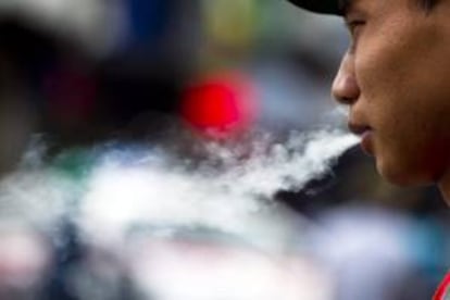 Un hombre fuma en una calle en Hanoi (Vietnam).