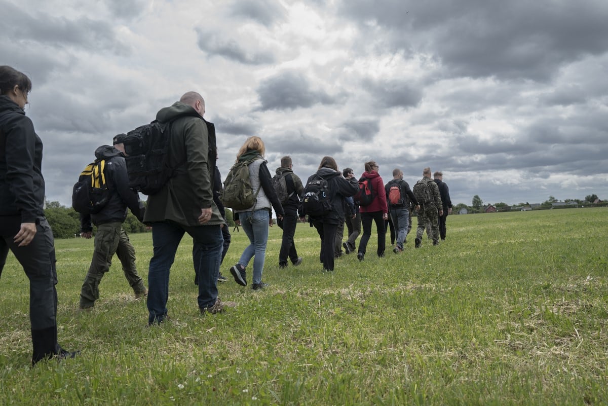 Un grupo de civiles se dirige al siguiente punto del entrenamiento militar que organiza Polonia los sábados.
