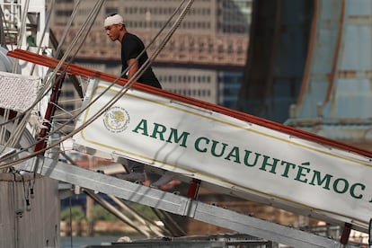 Un marinero a bordo del buque de entrenamiento en el East River durante las operaciones de la mañana de este domingo. 