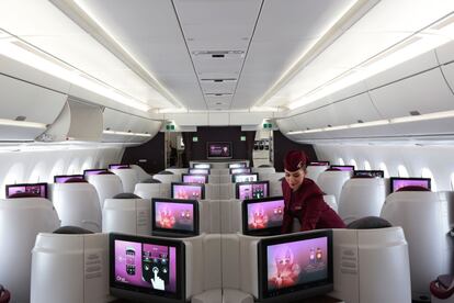 Los compradores y curiosos pueden visitar, además, los interiores de algunos de los modelos de aviones más modernos y tecnológicos. En la foto, el interior de un Airbus SAS A380.