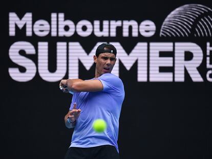 Rafael Nadal durante una sesión de entrenamiento para el torneo de Melbourne.