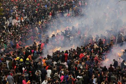 Una multitud quema incienso para adorar al Dios de la Fortuna en el templo de Guiyuan, el quinto día del Año Nuevo Lunar Chino, en Wuhan (China).