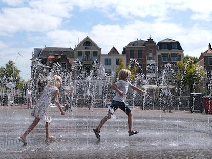 Niños en una fuente en la plaza de Beestenmarkt en Leiden (Países Bajos), en agosto de 2020.