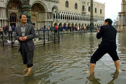 Unos turistas toman fotos durante el "agua alta" en septiembre de 2002.