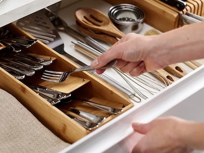 Organizadores de cubiertos para tu cocina: un accesorio ideal para ganar espacio y limpieza