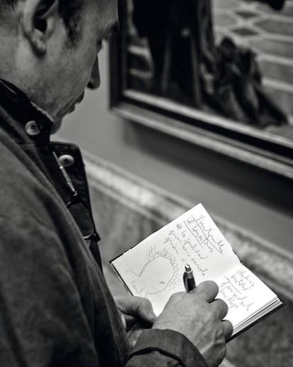 Barceló takes notes as he makes his way around the museum.