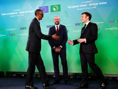 Paul Kagame saluda al presidente francés Emmanuel Macron en presencia de Charles Michel, presidente del Consejo Europeo, en la cumbre Europa-África celebrada en febrero de 2022 en Bruselas.