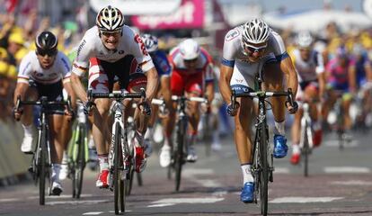 El alem&aacute;n Kittel, a la derecha, se impone a su compatriota Greipel en la l&iacute;nea de meta en Saint Malo,