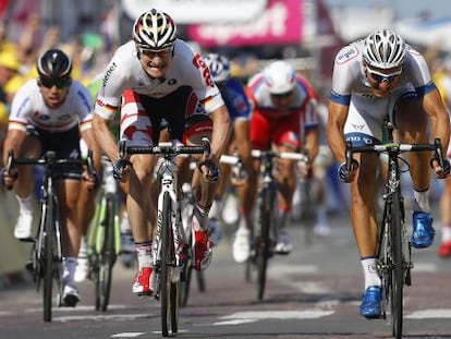 El alem&aacute;n Kittel, a la derecha, se impone a su compatriota Greipel en la l&iacute;nea de meta en Saint Malo,