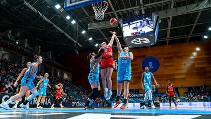 Momento del partido entre Spar Girona y Movistar Estudiantes