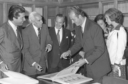 En septiembre de 1975, una vez instalados en el campus de Cantoblanco, los entonces Príncipes de España, Juan Carlos y Sofía, estrenaban el Centro de Biología Molecular Severo Ochoa. El Nobel de Medicina asistía a la inauguración. Durante años, Severo Ochoa investigó en este moderno centro en el que se congregó la élite científica del país, como el físico Nicolás Cabrera, el Nobel de Física Martinus Veltman, el bioquímico y exdirector de la UNESCO Federico Mayor Zaragoza o la prestigiosa científica Margarita Salas. Desde mediados de los ochenta, el centro trabaja en colaboración con el CSIC.