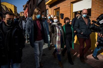 Yolanda Díaz, acompaña al candidato de UP, Pablo Fernández, en un acto de campaña en Castronuño (Valladolid), este jueves.