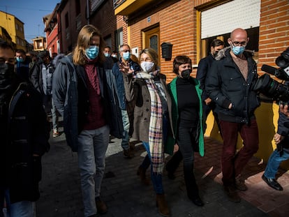 Yolanda Díaz, acompaña al candidato de UP, Pablo Fernández, en un acto de campaña en Castronuño (Valladolid), este jueves.