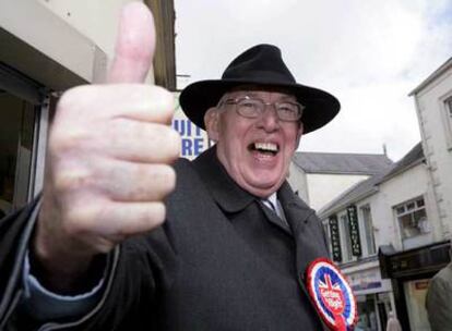 El líder de la Unión Democrática Unionista del Ulster, Ian Paisley levanta su pulgar a los medios de prensa que le siguen mientras hace campaña en la ciudad de Ballymena, en Irlanda del Norte