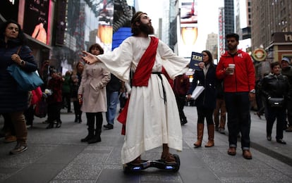 Un hombre disfrazado de Jesucristo posa en Times Square, Nueva York.