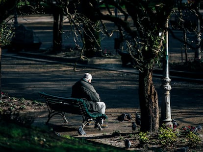 Un hombre en Santiago de Compostela, en 2022.