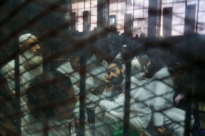 Acusados de participar en una concentración de protesta, durante un juicio en El Cairo en enero de 2018. 