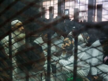 Unos acusados encerrados en una jaula de hierro, durante un juicio en un tribunal de El Cairo, en enero de 2018.