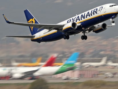 Un avión B737 de Ryanair en la operación de aterrizaje en el aeropuerto de Barcelona-El Prat.